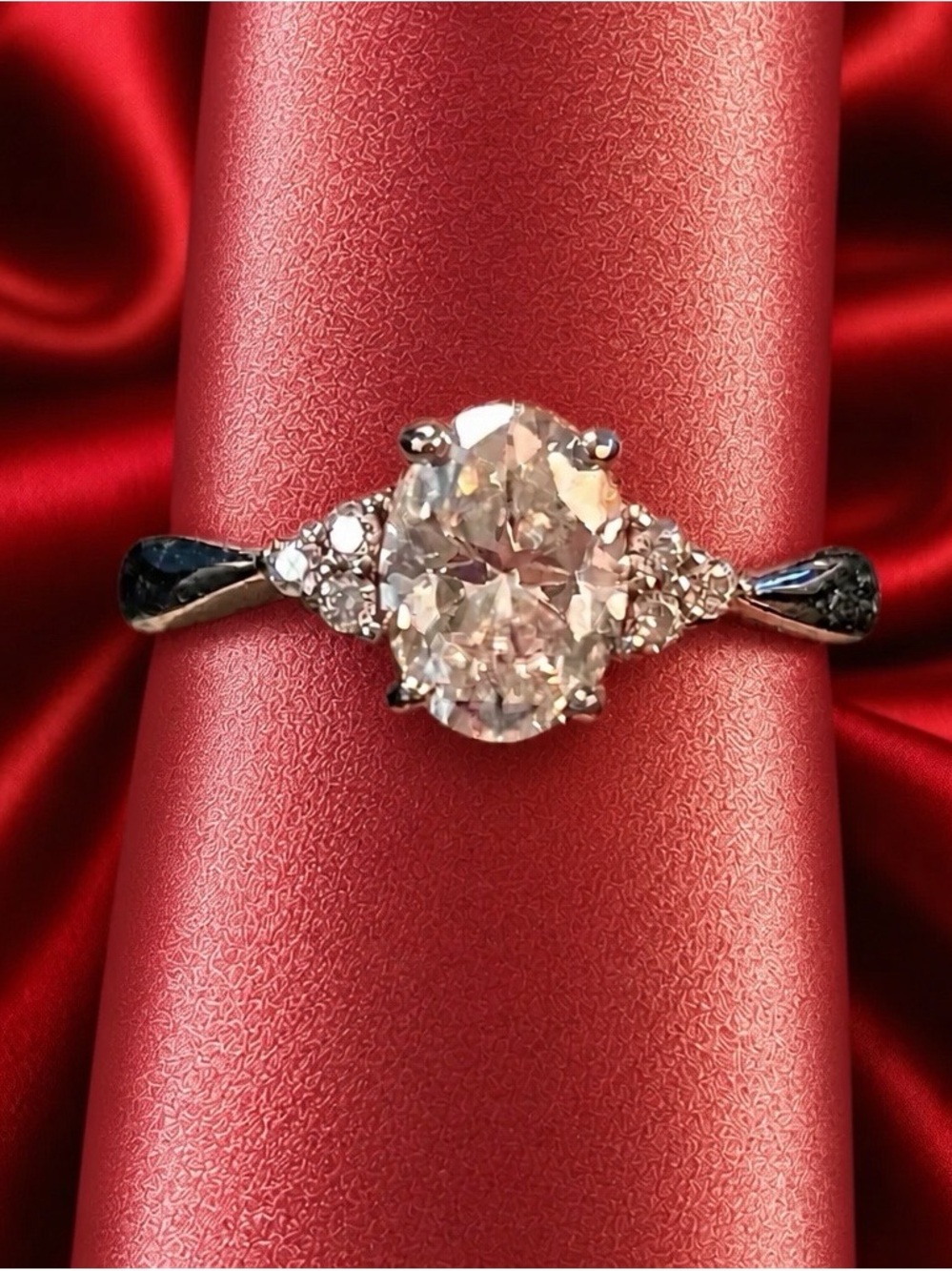AAA 1.13ctw, Oval D-color VVSI Ring set in 925 Sterling Silver. High-end